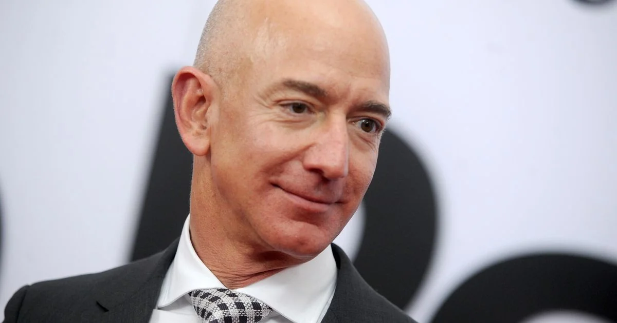 Jeff Bezos avalia entrada no Liverpool: consórcio liderado por Amit Bhatia provoca movimento no tabuleiro da Premier League