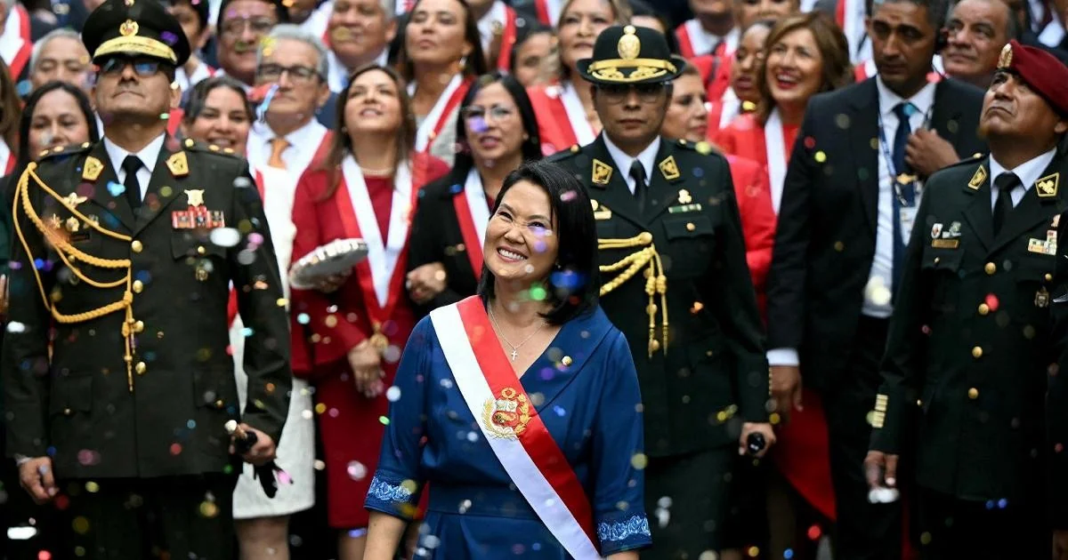 Keiko Fujimori assume presidência do Peru e lança apelo à unidade em país fragmentado
