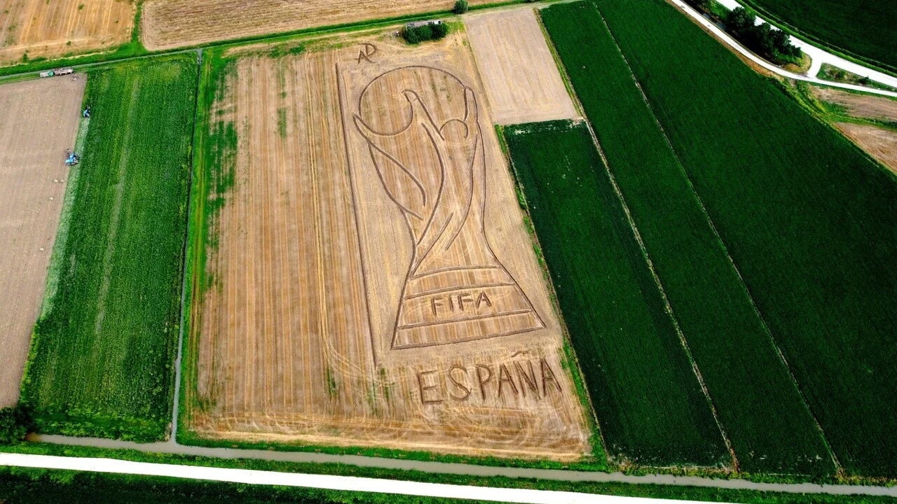 Land art no Veneto homenageia a Espanha campeã do Mundial com taça de 200 m em Castagnaro