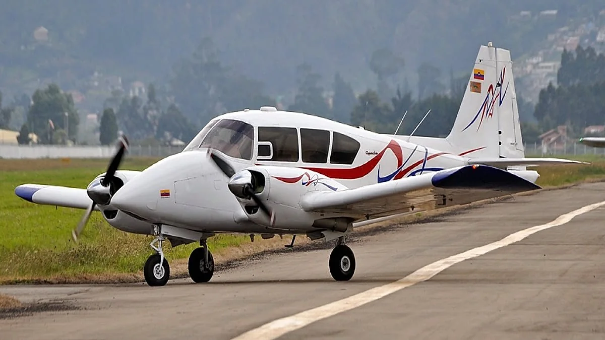 Leilão inusitado: avião abandonado no Aeroporto de Sevilha parte de 10 €