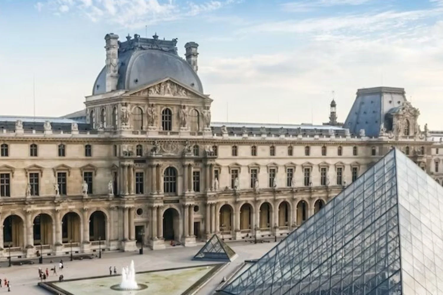 Reaberta a Galeria de Apolo no Louvre após audacioso roubo das Joias da Coroa