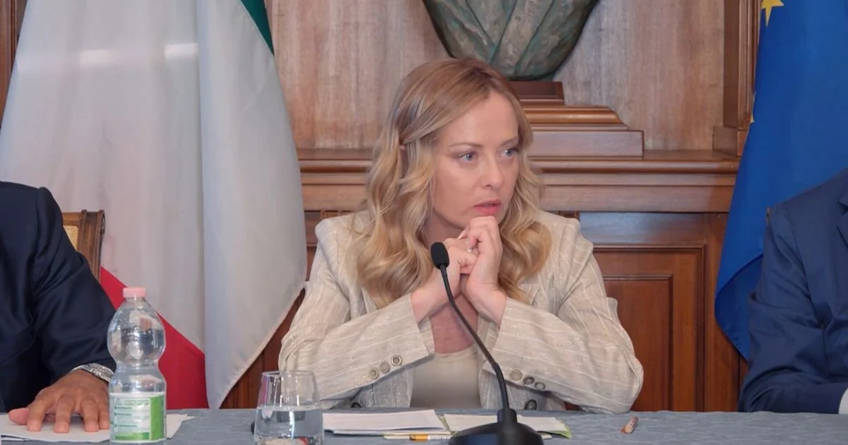 Meloni e Giorgetti avaliam corte de impostos diante do caro carburantes e tensão internacional