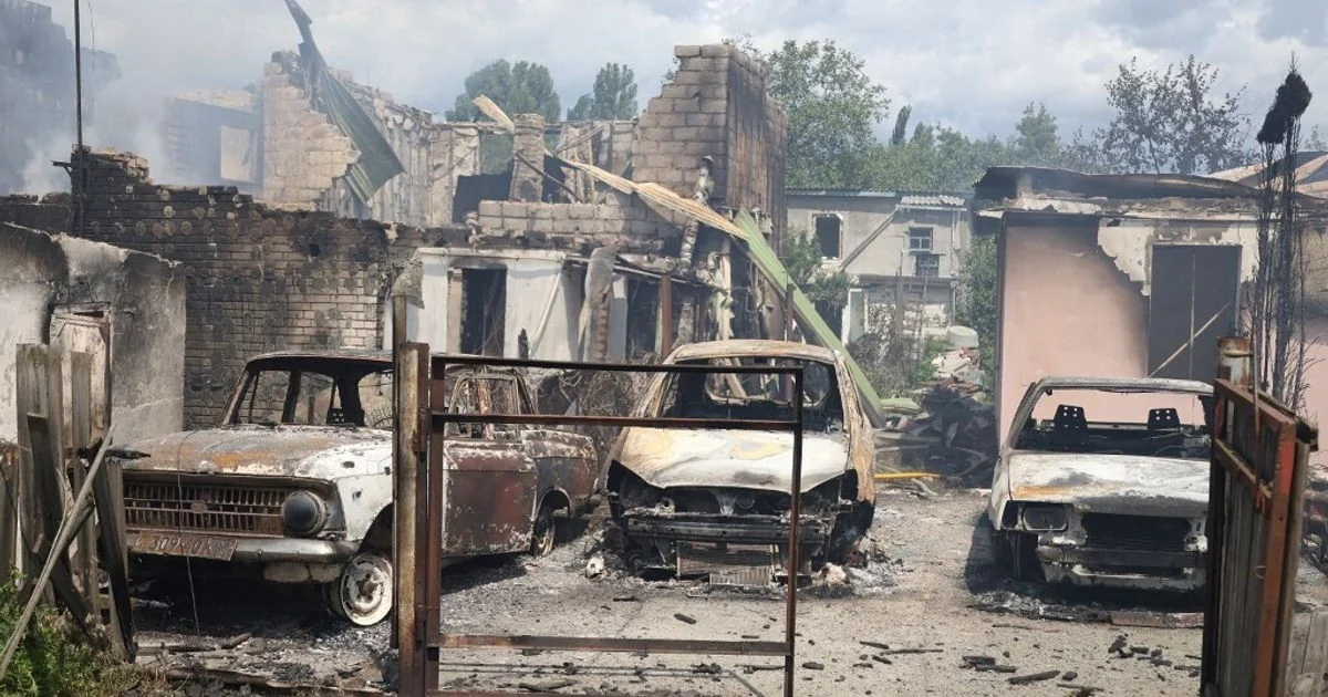 Ataque com míssil balístico atinge Kiev; drones ucranianos incendiam refinaria em Saratov