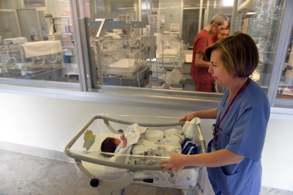 Obstetras sem realocação como enfermeiras: UE deixa solução para os Estados