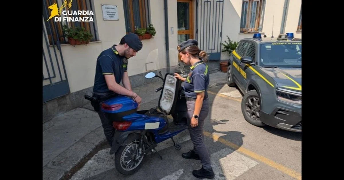 Guardia di Finanza apreende milhares de scooters vendidos como e‑bikes sem marcação CE; investigação atinge empresário de Palermo