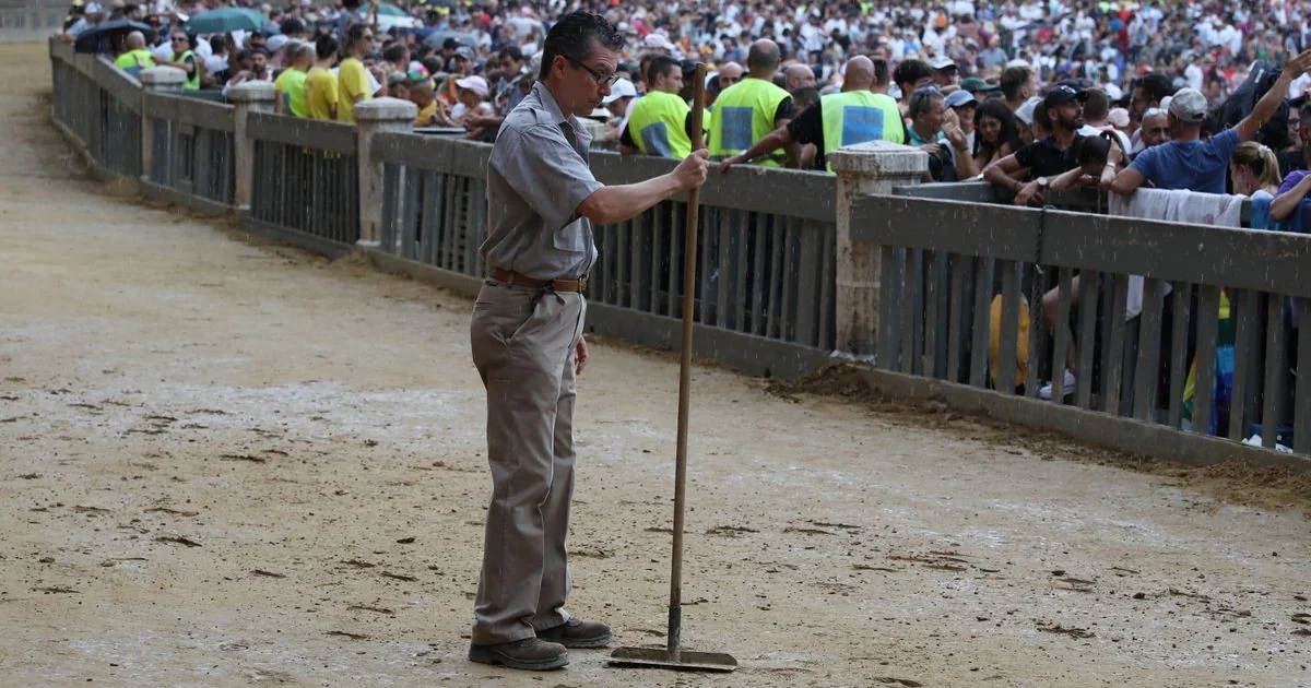 Palio de Siena adiado por chuva intensa; pista de tufo em Piazza del Campo fica intransitável
