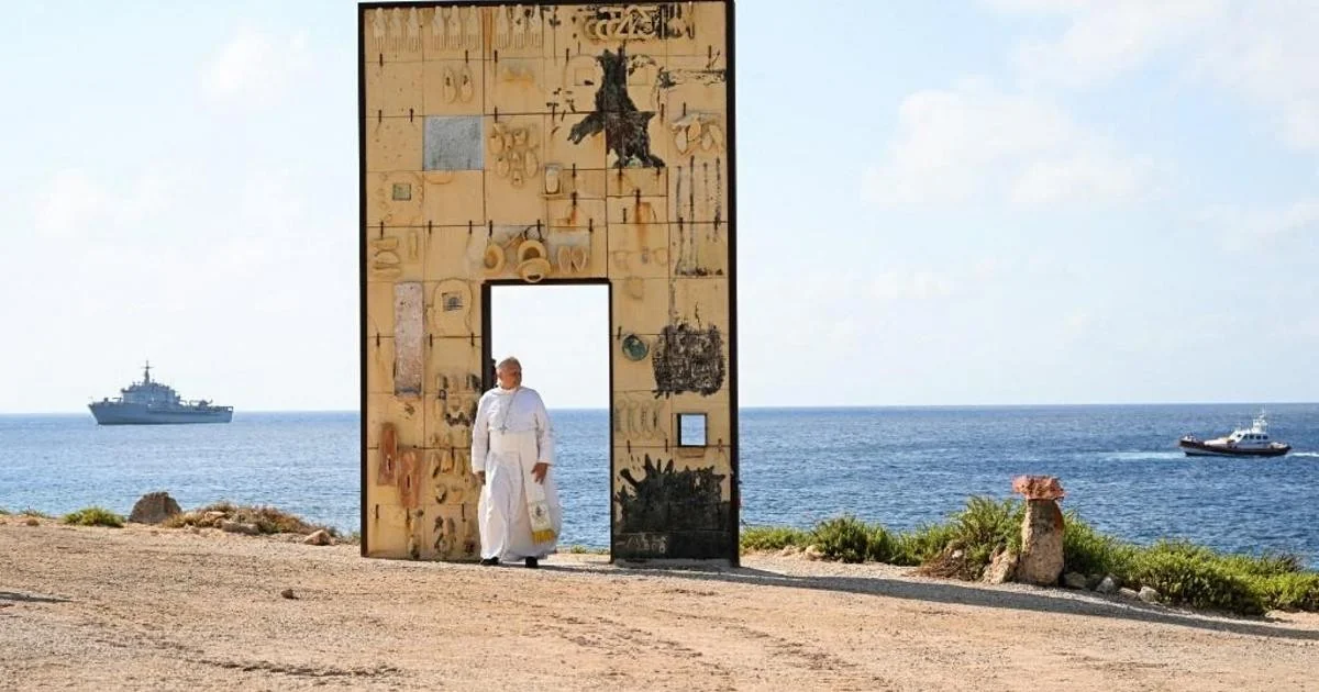 Papa Leone em Lampedusa: prece no cemitério do mar e ato simbólico na Porta d'Europa