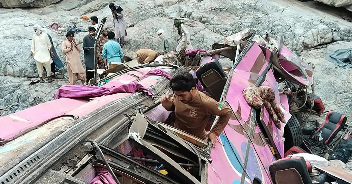 Paquistão: ônibus despenca em despenhadeiro em Dana Sar e deixa ao menos 40 mortos