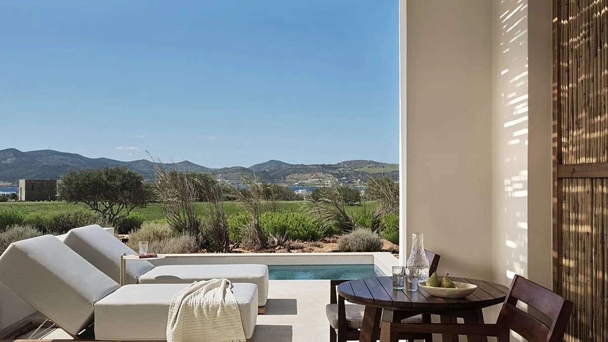 Paros ganha Parian Chronicle: hotel boutique com piscina privada ou jacuzzi em todos os quartos