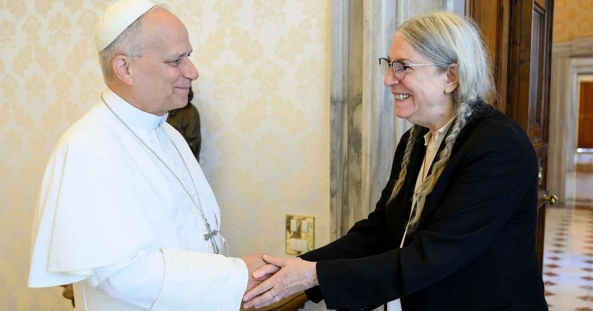 Patti Smith é recebida no Vaticano por Papa Leone XIV em encontro que reforça diálogo cultural