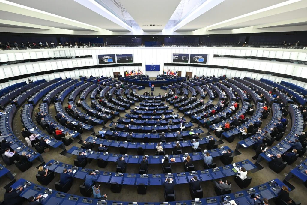 Plenária do Parlamento Europeu: investigação ao ESN, direitos de passageiros e apoio à indústria automotiva em pauta