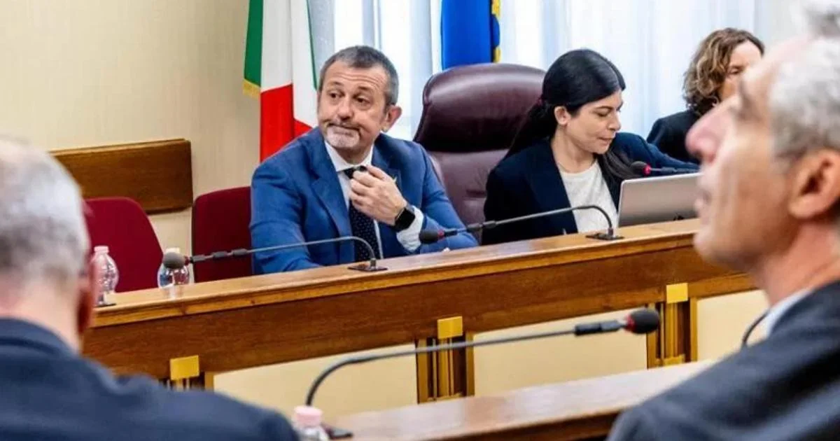Procura de Roma avalia levar conflito de atribuição à Corte após veto da Câmara sobre chats de Delmastro