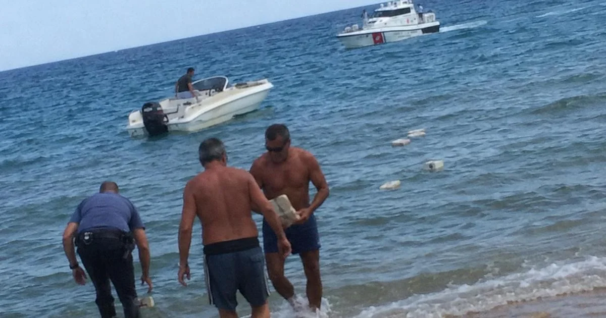 Ragusa: quase €700 mil lançados ao mar de barco avariado; Guardia costiera recupera dinheiro
