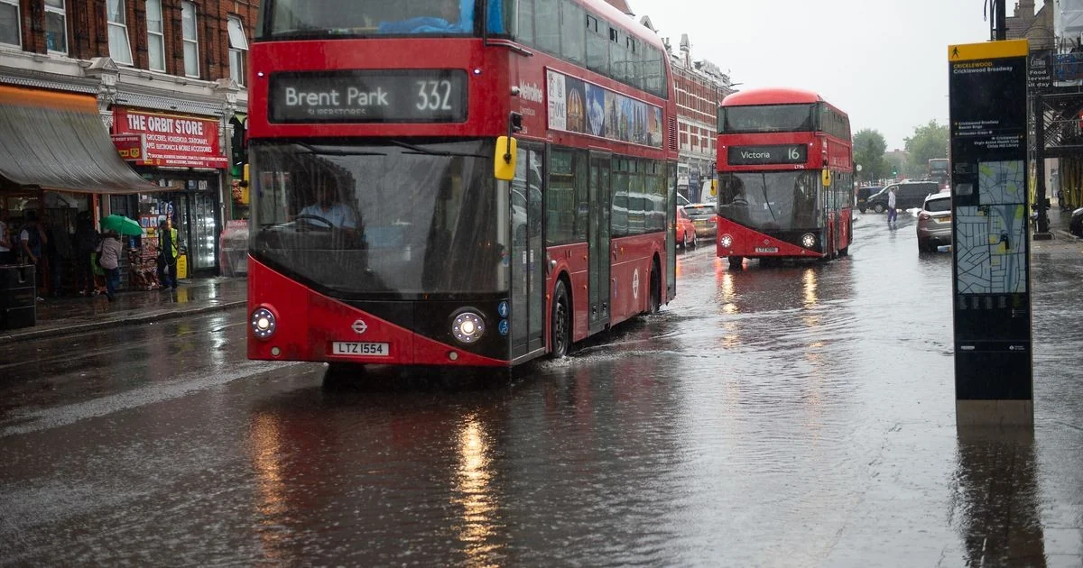 Reino Unido fixa teto de £2 para bilhete de ônibus a partir de 2027: impacto e lógica estratégica