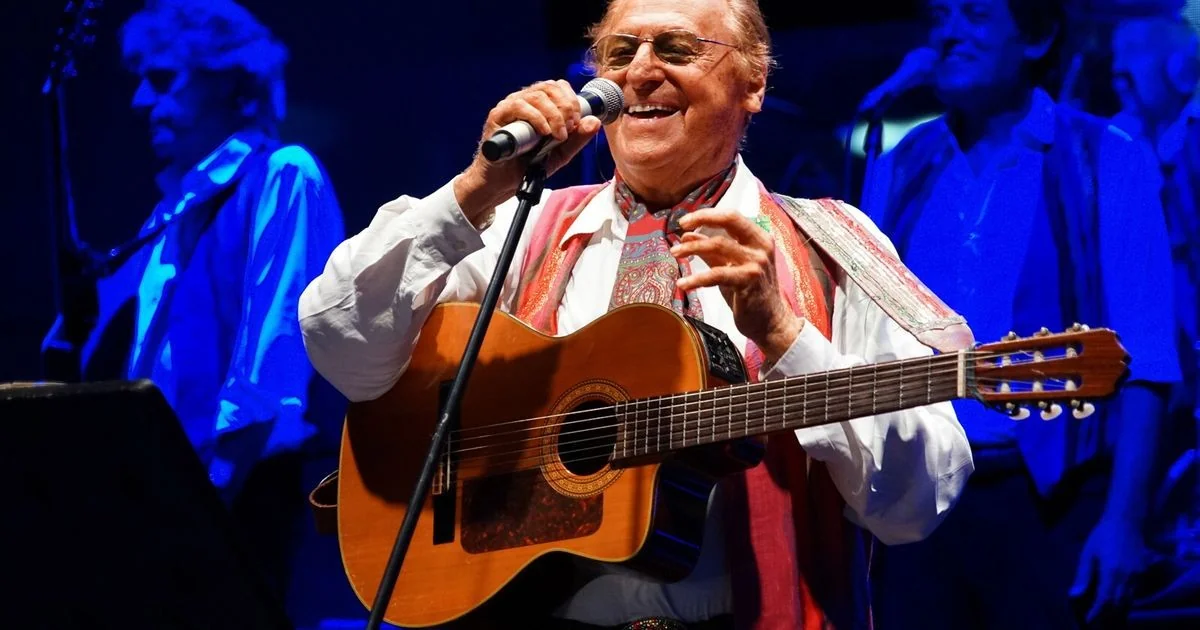 Renzo Arbore anuncia biografia televisiva e revive memórias de Foggia, entre música e história