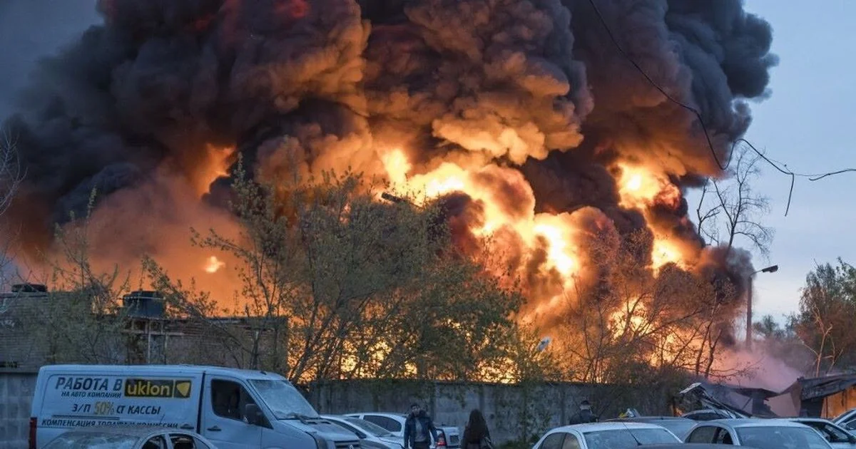 Rússia amplia ofensiva: bombardeio a Kiev e ataque ucraniano a refinaria em Omsk antes da cúpula da OTAN