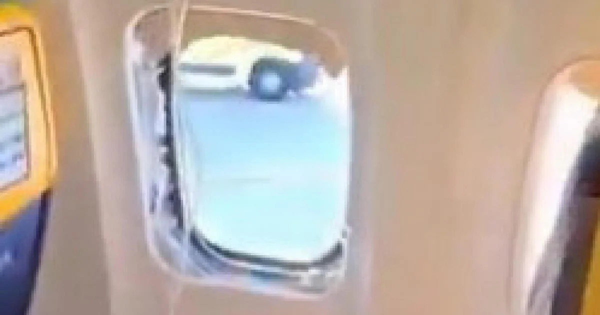 Ryanair: janela rompida por impacto de objeto estrangeiro deixa passageiro parcialmente sugado — NTSB investiga