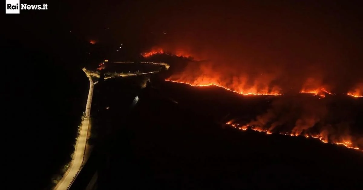 Sicília em chamas: dezenas de incêndios mobilizam socorro e evacuam moradores