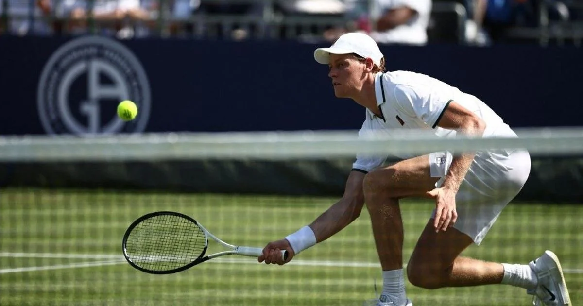 Sinner retorna ao Centre Court de Wimbledon após o colapso em Paris