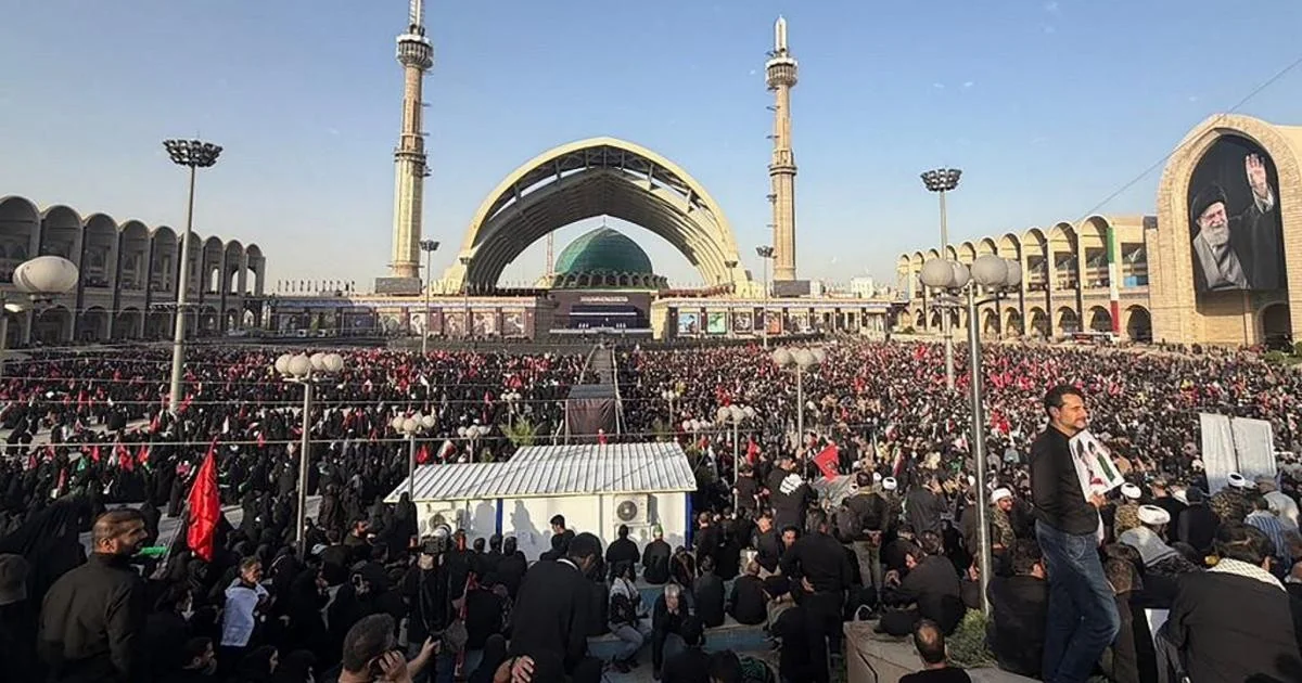Funeral de Ali Khamenei em Teerã: multidão, slogans em inglês e tensões regionais
