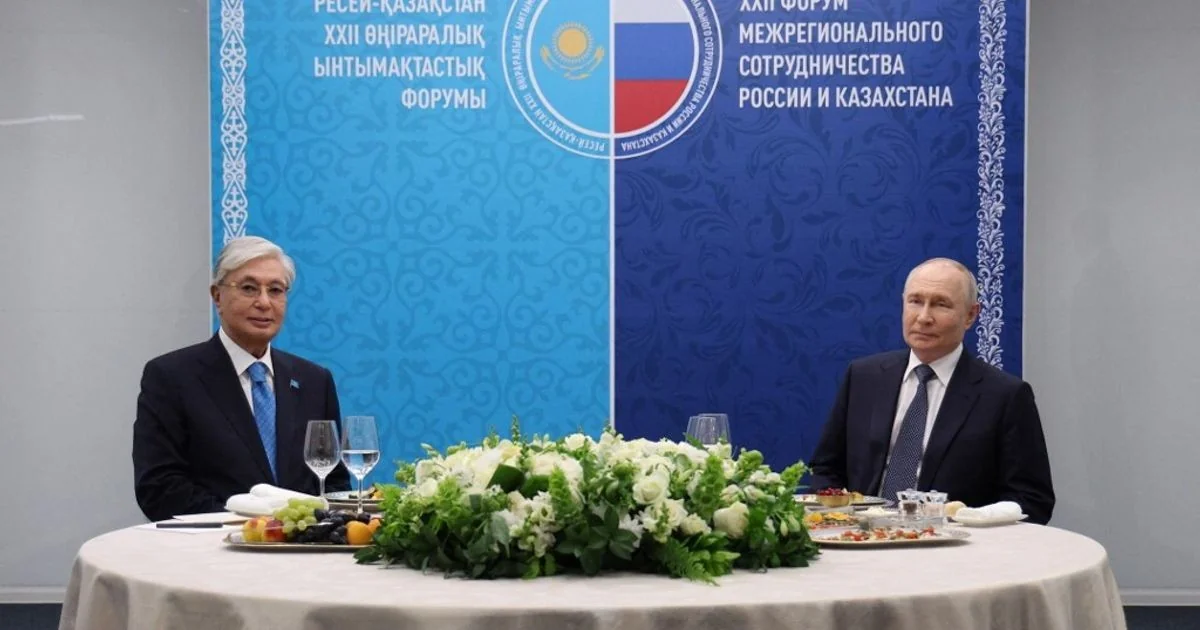 Tokayev sugere a Putin ‘congelamento’ do conflito na Ucrânia em encontro em Omsk