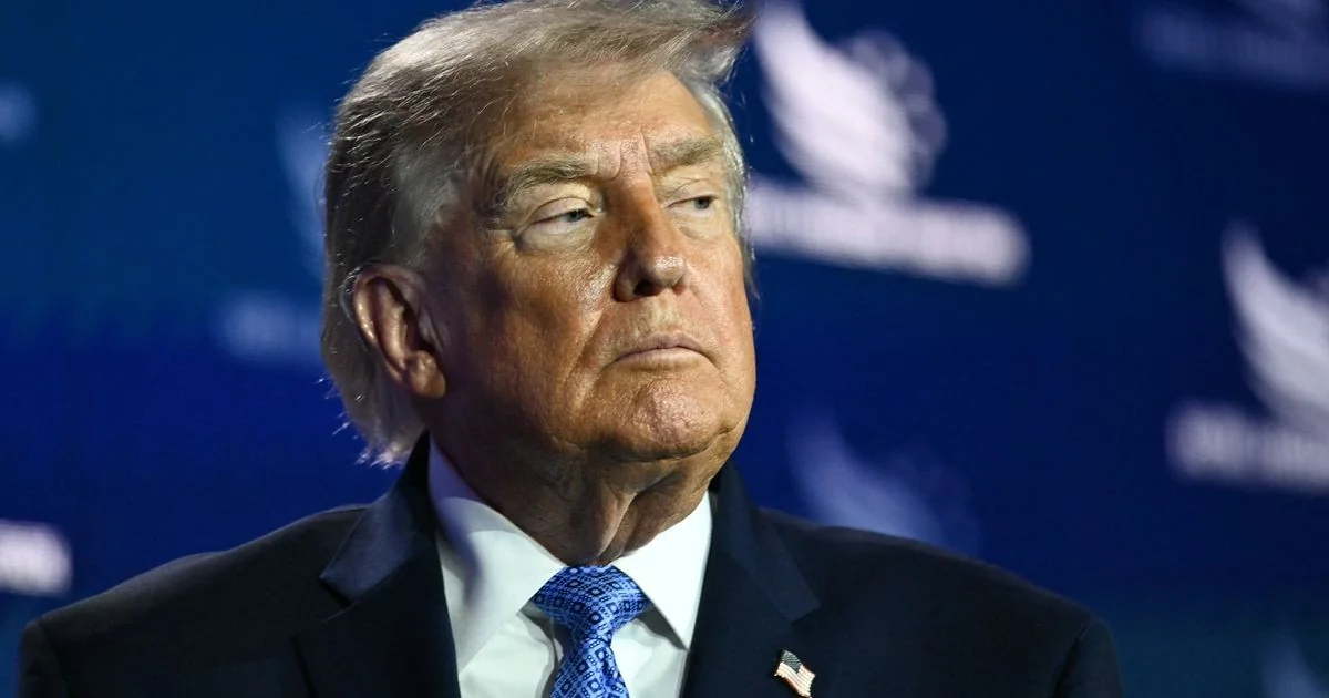 Trump freia escalada por risco de esgotamento de mísseis; Teerã alerta: 'Se EUA ouvirem Netanyahu, guerra se amplia'