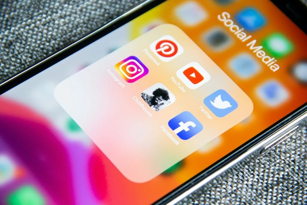 UE conclui que design de Facebook e Instagram cria dependência e infringe o DSA