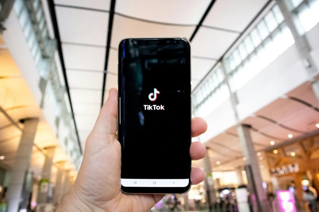 UE aponta falhas na proteção de menores no TikTok: riscos de contactos indesejados e incumprimento do DSA