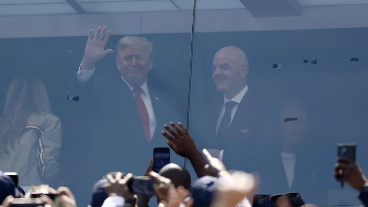 Vaias a Trump e Infantino marcam entrada para entrega da Copa na final