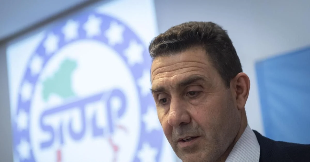 Vannacci em Viareggio: 'Bella ciao' recebe o general e ele responde com o saluto romano — uma fotografia tragicômica da Itália de 2026