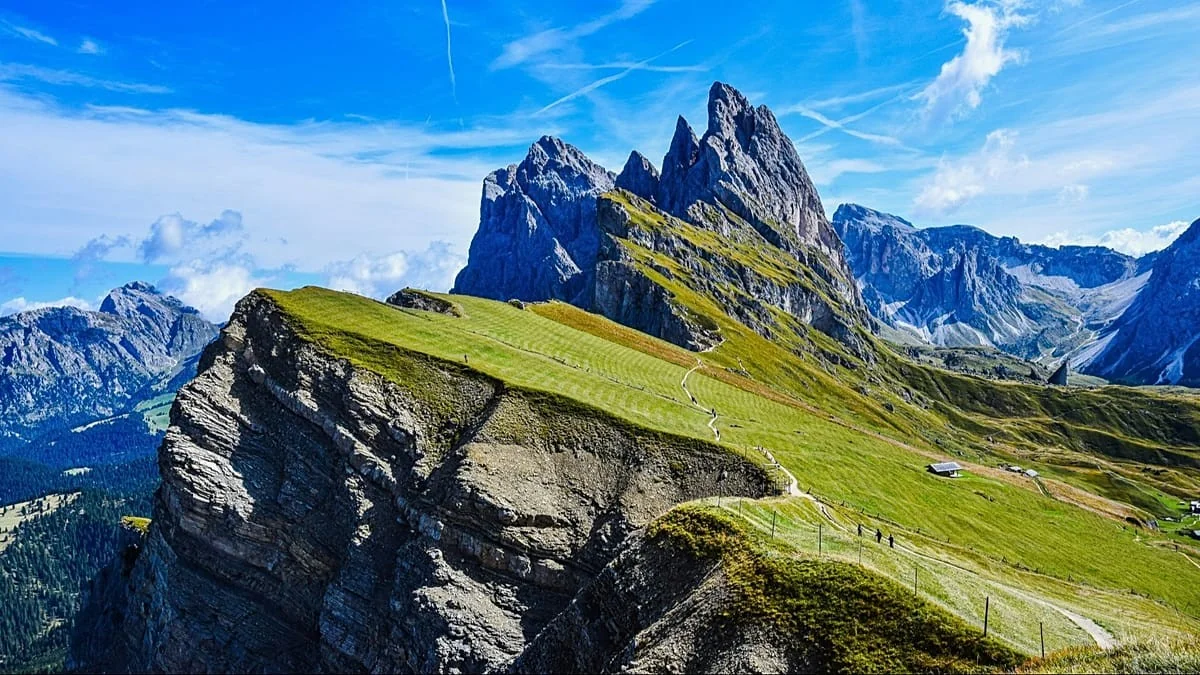 Verão alpino: a nova tendência de viagem que refresca a Europa entre trilhos e lagos