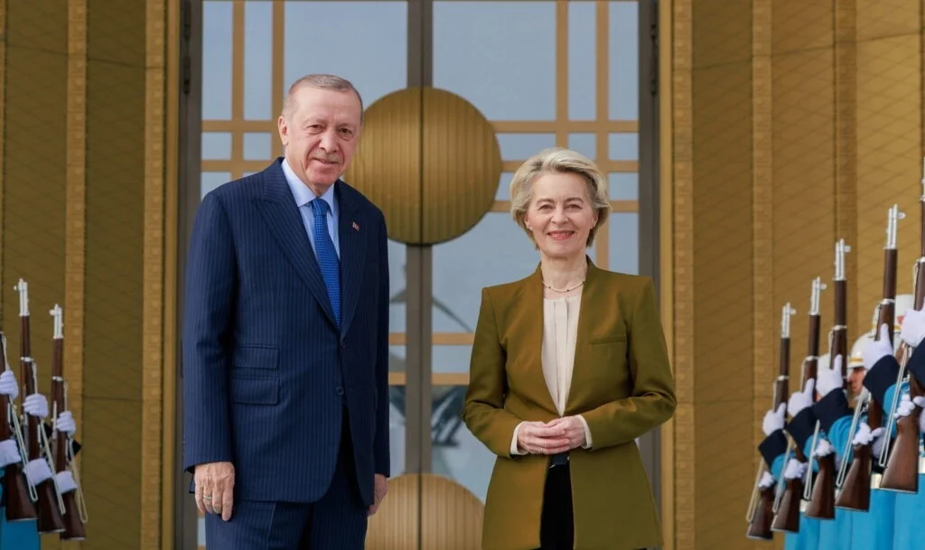 Von der Leyen aceita pistola de Erdoğan e desafia os valores da UE, diz analista