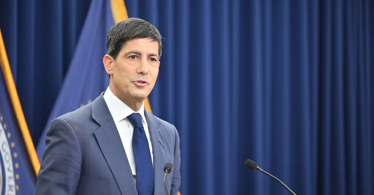 Warsh garante independência da Fed em Sintra e prioriza redução do balanço com as taxas no centro