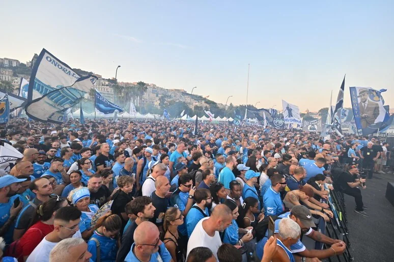 20 mil no Lungomare celebram os 100 anos do Napoli em festa 'No Business'