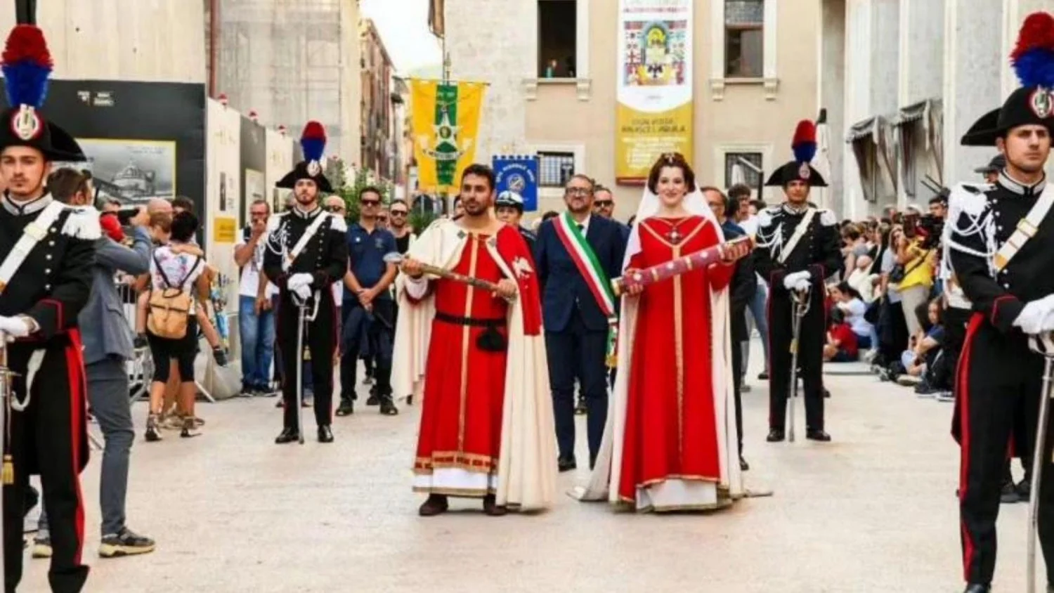 732ª Perdonanza Celestiniana ilumina L’Aquila com cerimônia de abertura e espetáculo na Collemaggio