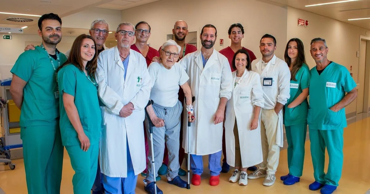 Com 98 anos, paciente volta a ficar em pé horas após dupla prótese de quadril em Catania