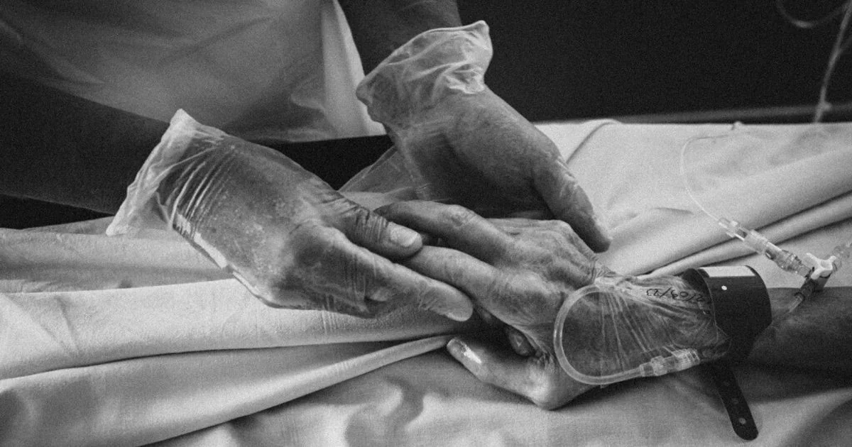 Adesivo nas polpas dos dedos monitora a levodopa e promete ajuste automático no tratamento do Parkinson