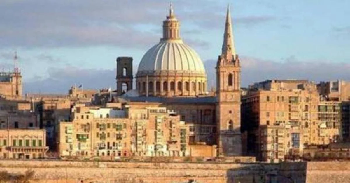 Adolescente de 15 anos detido em Malta: acusações graves e suspeita de adescamento online, dizem os pais