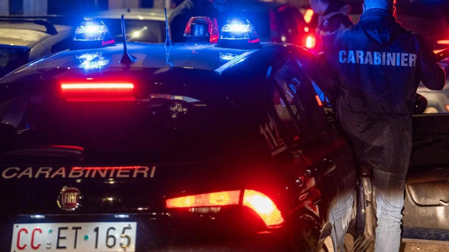 Adolescente de 16 anos agride e mata a mãe em Centocelle; ligou ao 112 confessando o crime