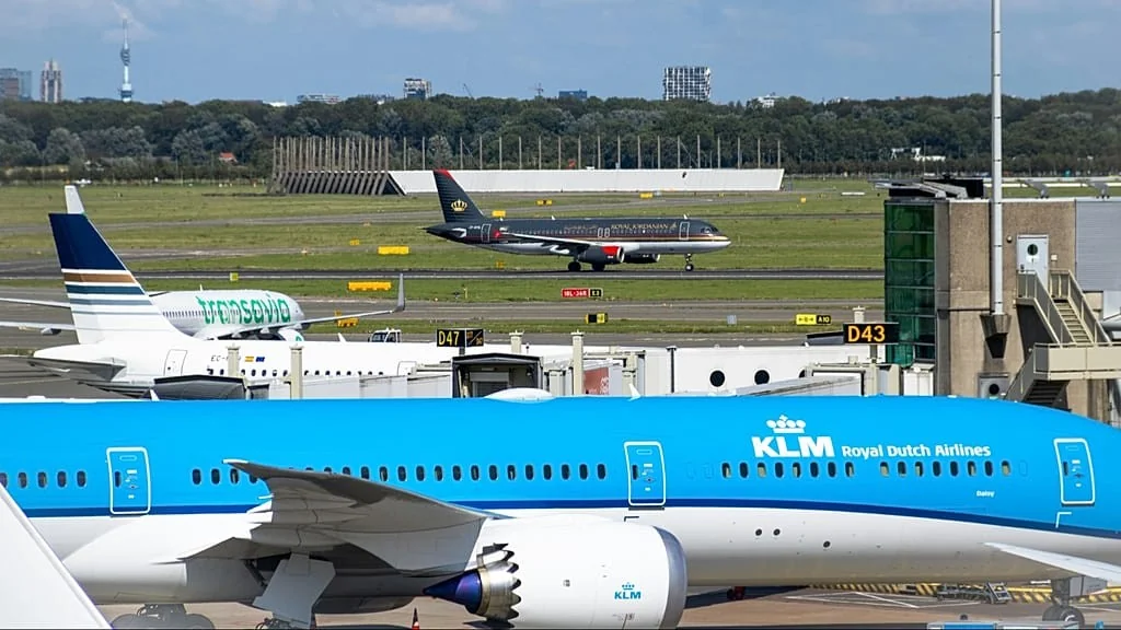 Aeroportos mais movimentados da UE em 2025: Schiphol no topo enquanto voos comerciais voltam ao nível pré-pandemia