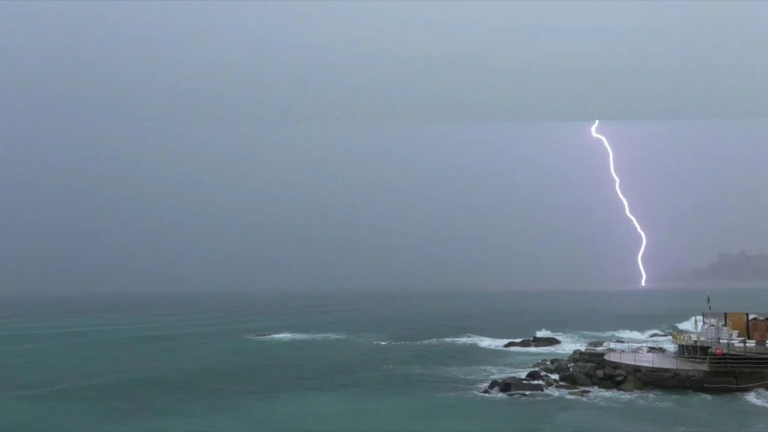 Allerta arancione: temporais, granizo e trens parados em Ventimiglia; danos e estragos pelo Norte da Itália