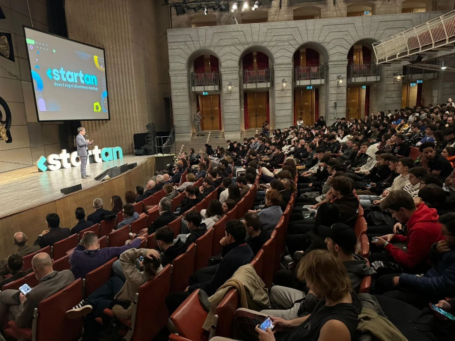 Ancona reabre espaço urbano com StartAN: Mosaic transforma música em infraestrutura de trabalho para jovens