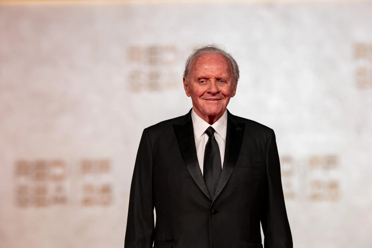 A nova face de Anthony Hopkins: aos 88 anos, o ator estreia como compositor com 'Life Is a Dream'