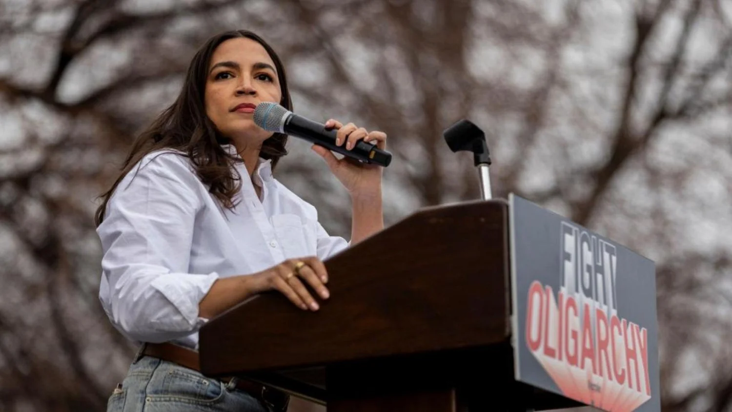 AOC e o declínio do 'Woke 1.0': a reconfiguração estratégica da esquerda americana