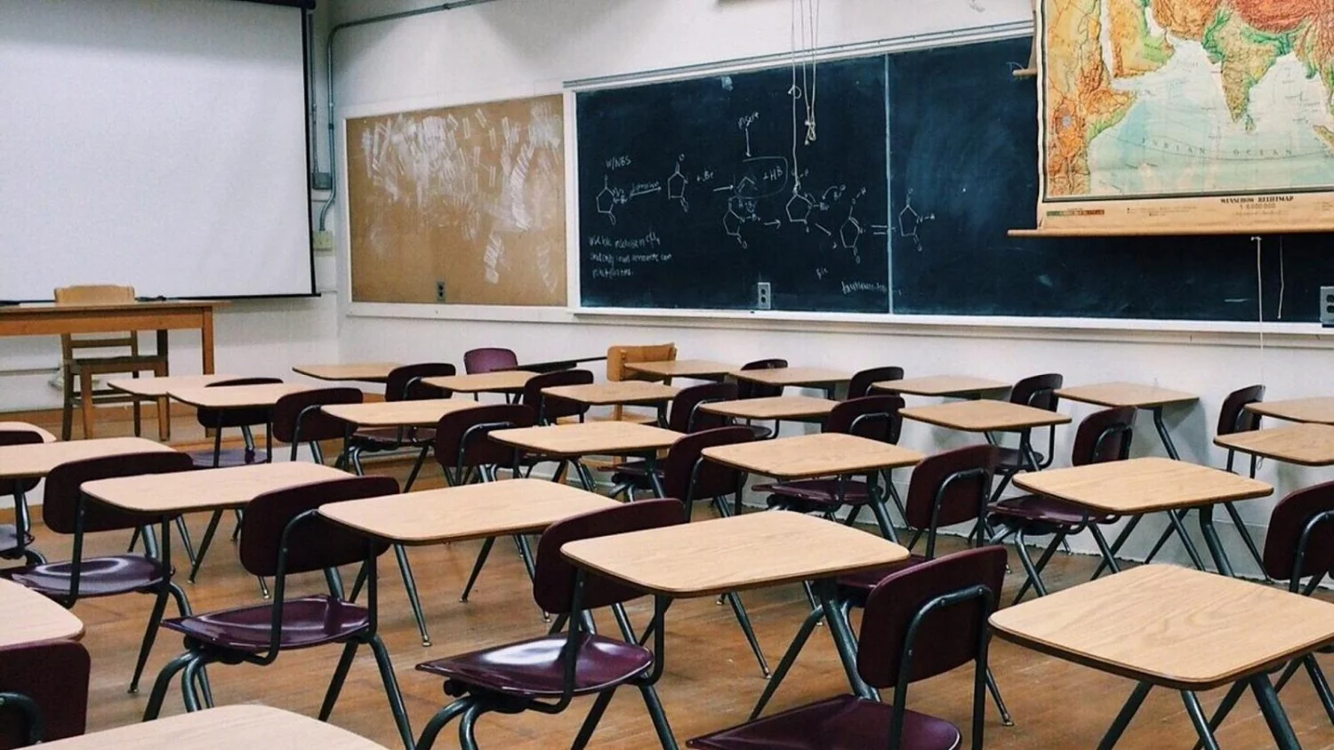 Ar-condicionado nas escolas: mais de 9 em cada 10 edifícios escolares ainda sem climatização