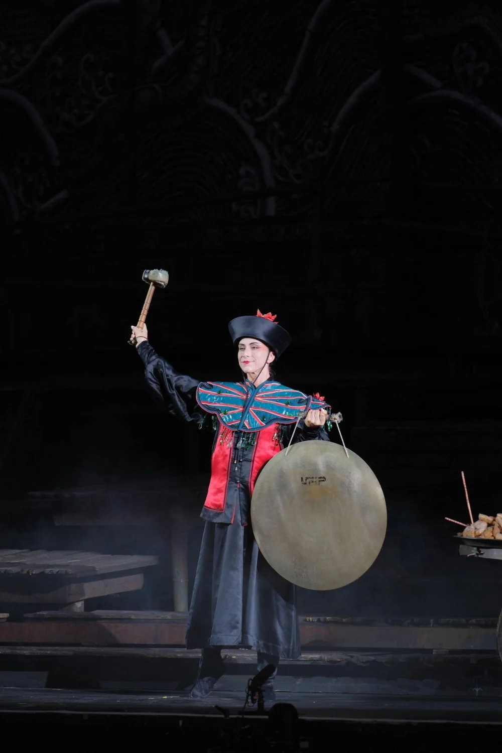 Na Arena di Verona, plástico reciclado vira um traje de alta costura para Turandot
