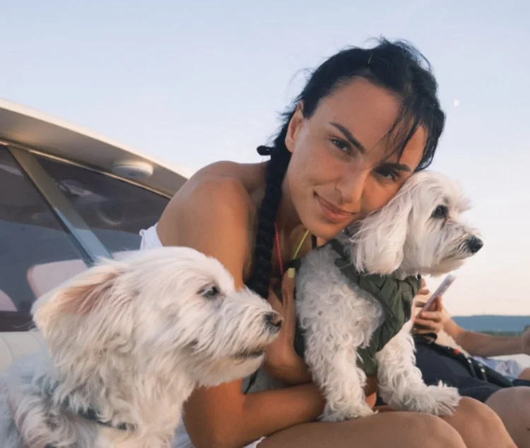Arisa apaga foto em topless e explica o recuo: “A vida muda, a gente muda”
