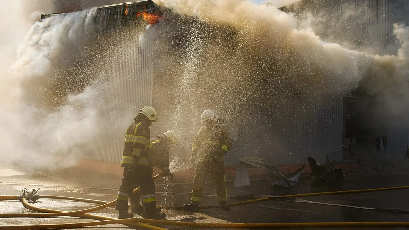 Ataque russo em Bucha provoca incêndio em armazém; centenas evacuadas e investigação aberta