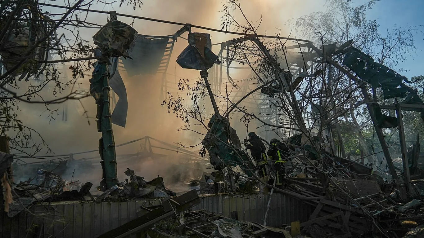 Ataque russo em Kharkiv: bombardeio em Pechenigy mata ao menos 10 e eleva tensão na linha de frente