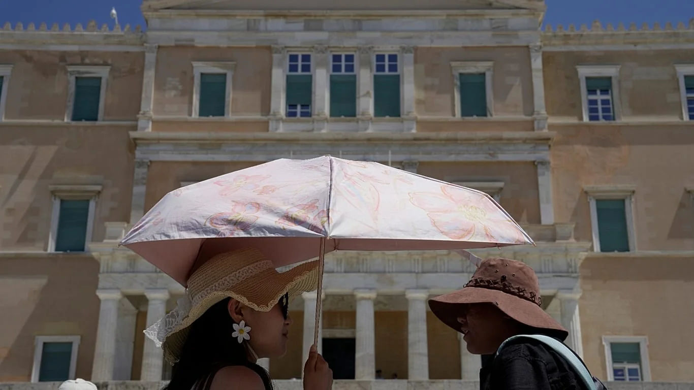 Atenas resiste ao calor recorde: turistas adotam guarda-sóis e kits de proteção UV